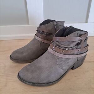 SO Gray Ankle Boots with Strap Detail – Size 9